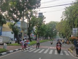 Pelajar dan Warga Tenang, Polisi Amankan Jalur Pagi Hari di Depan BPK Penabur