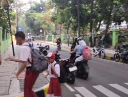 Polisi Humanis, Bhabinkamtibmas Gondangdia Atur Lalu Lintas dan Antar Siswa SDN Gondangdia 03 ke Sekolah