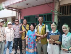 Polisi Monitoring Pendataan Bedah Rumah Warga oleh Yayasan Buddha Tzu Chi di Kampung Rawa