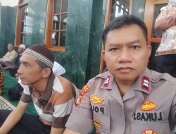 Silaturahmi Lewat Ibadah, Polisi Johar Baru Sholat Jumat Berjamaah di Masjid Izul Islam