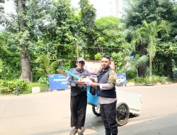 Jumat Berkah Polri Peduli, Bagikan Nasi Kotak untuk Warga Gunung Sahari Utara