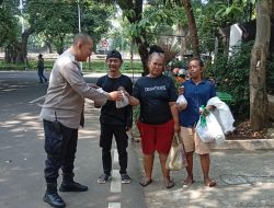 Jumat Berkah, Polri dan TNI Bagikan 100 Nasi Siap Saji untuk Warga Menteng