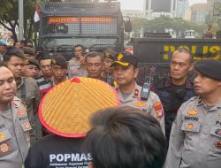 Kapolsek Metro Gambir dan Wakapolda Metro Jaya Tenangkan Massa Aksi di Silang Monas Selatan