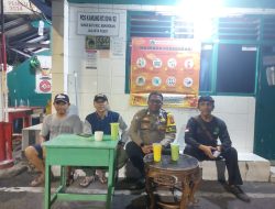 Bhabinkamtibmas Gandeng Warga Satkamling Sumur Batu, Teguhkan Sinergi Jaga Malam