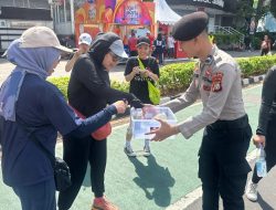 Direktorat Samapta Polda Metro Jaya membagikan sarapan gratis di CFD Bundaran HI