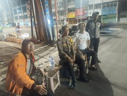 Bhabinkamtibmas Petojo Utara Sambangi Satkamling RW 07 untuk Tingkatkan Kamtibmas