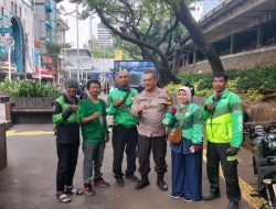 Bhabinkamtibmas Menteng Temui Pengemudi Ojol, Ingatkan Tertib Lalu Lintas dan Waspada Berita Hoaks