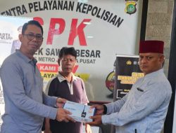 Kapolsek Sawah Besar Serahkan Bantuan HT ke Pos Kamling RW 10 Karang Anyar