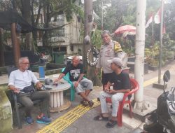 Bhabinkamtibmas Petojo Selatan Sambangi Warga Forkabi, Perkuat Sinergi Jaga Kamtibmas