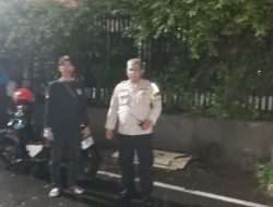 Bhabinkamtibmas Petojo Selatan Sambangi Satkamling RW 03, Warga Didorong Aktif Jaga Lingkungan