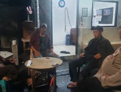 Bhabinkamtibmas Petojo Selatan Sambangi Satkamling RW 05, Warga Diajak Aktif Jaga Keamanan Lingkungan