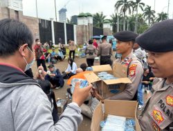 Unjuk Rasa Tertib di DPR, Polisi Turun Langsung Bagikan Roti dan Air