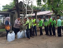 Polri Membagikan Makanan Siap Saji Kepada Petugas Gali Kubur dan Perawat Makam di TPU Petamburan