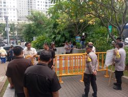 Polri Hadir Humanis Kawal Aksi Mahasiswa di Depan Citra Tower Kemayoran