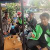 Bhabinkamtibmas Benhil Sambangi Pengemudi Ojol di Danau Limboto, Sampaikan Pesan Kamtibmas dan Cooling System