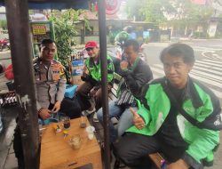Bhabinkamtibmas Benhil Sambangi Pengemudi Ojol di Danau Limboto, Sampaikan Pesan Kamtibmas dan Cooling System