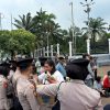 Polisi Bagi-Bagi Roti dan Air ke Massa Demo DPR