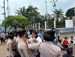 Polisi Bagi-Bagi Roti dan Air ke Massa Demo DPR