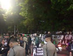 Polsek Metro Menteng Amankan Aksi Lilin Solidaritas Korban Kanjuruhan di Depan Komnas HAM