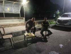 Bhabinkamtibmas Duri Pulo Sambangi Pos Kamling RW 12, Ajak Warga Perkuat Kewaspadaan Lingkungan