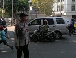 Patroli Patko 1012 Atur Lalin di Depan Holland Bakery, Antisipasi Kepadatan dan Kejahatan Jalanan