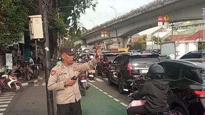 Kapolsubsektor Tanah Tinggi Lakukan Gatur Lalin, Antisipasi 3C dan Kemacetan di Johar Baru