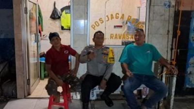 Bhabinkamtibmas Rawasari Sambangi Pos Satkamling, Ajak Warga Aktif Jaga Keamanan Lingkungan