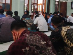 Sholat Jumat Bersama, Kapolsubsektor Kayu Awet Pererat Silaturahmi dengan Masyarakat