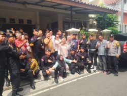 Brimob Polda Metro Jaya Bagikan Bantuan Beras untuk Warga Benhil yang Bantu Petugas Saat Demo 28 Agustus