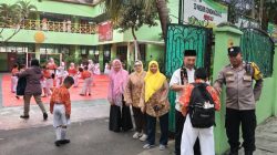 Pelayanan Prima Polri, Bhabinkamtibmas Gondangdia Bantu Siswa SDN Gondangdia 03 dan Atur Lalin