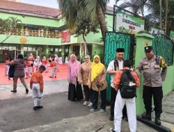Pelayanan Prima Polri, Bhabinkamtibmas Gondangdia Bantu Siswa SDN Gondangdia 03 dan Atur Lalin