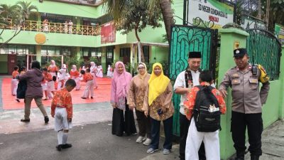 Pelayanan Prima Polri, Bhabinkamtibmas Gondangdia Bantu Siswa SDN Gondangdia 03 dan Atur Lalin