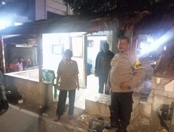 Bhabinkamtibmas Kebon Kelapa Sambangi Pos Kamling, Ingatkan Warga Jaga Keamanan Lingkungan