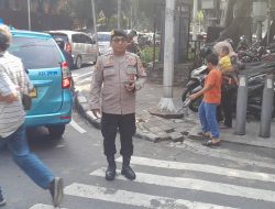 Personel Patmor Menteng Atur Lalu Lintas di Kebon Sirih Demi Kelancaran HUT TNI ke-80