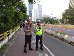 Kanit Samapta Polsek Menteng Amankan HUT TNI ke-80 di Dukuh Atas, Warga Diimbau Waspada Dengan Barang Bawaannya
