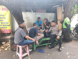 Bhabinkamtibmas Kebon Kacang Sambangi Warga RW 05, Imbau Warga Jaga Kamtibmas