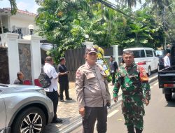 Bhabinkamtibmas Menteng  Monitor Takziah di Rumah Duka Almh. Ny. Karlinah Umar Wirahadikusuma