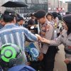 Polisi Bagikan Air dan Roti untuk Massa Aksi di Depan Gedung DPR