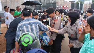 Polisi Bagikan Air dan Roti untuk Massa Aksi di Depan Gedung DPR