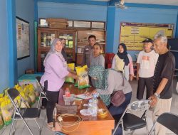 Bhabinkamtibmas Gelora Bersama Ketua RW 02 dan LMK Gelar Pangan Murah Berupa Beras SPHP Untuk Warga