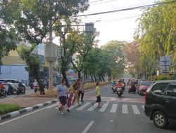 Anggota Polsek Kemayoran Siaga di Titik Rawan Macet Saat Jam Masuk Sekolah