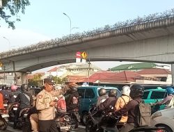 Kapolsubsektor Tanah Tinggi Lakukan Pengaturan Lalu Lintas, Cegah Kemacetan dan Aksi 3C di Pagi Hari”