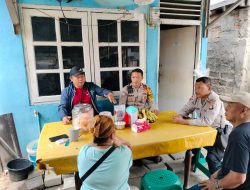 Bhabinkamtibmas dan Kapolsubsektor Bendungan Jago Lakukan Penataan UMKM di Kebon Kosong