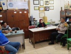 Dekatkan Diri dengan Warga, Bhabinkamtibmas Cempaka Putih Timur Gelar Sambang Dialogis