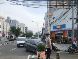 Anggota Polsubsektor Roxy Kawal Kelancaran Arus Lalu Lintas di Pertigaan Jalan Biak