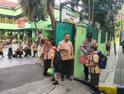 Pelayanan Prima Polri, Bhabinkamtibmas Gondangdia Bantu Siswa SDN Gondangdia 03 dan Atur Lalin Pagi Hari