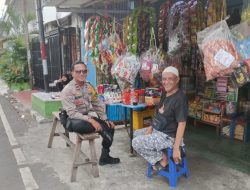 Bhabinkamtibmas Kampung Rawa Gencarkan Patroli Door to Door, Ajak Warga Aktif Jaga Kamtibmas