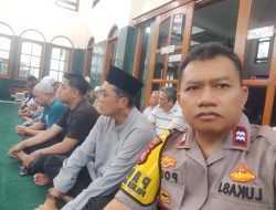 Bangun Silaturahmi, Kapolsubsektor Kayu Awet Hadiri Sholat Jumat Bersama Warga