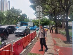 Patko 1013 hadir di TL Veteran III untuk menjaga kelancaran lalu lintas dan keamanan warga saat jam pulang kerja