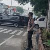 Anggota Polsek Metro Gambir laksanakan pengaturan lalu lintas sore hari di sekitar TL Holand Bakery